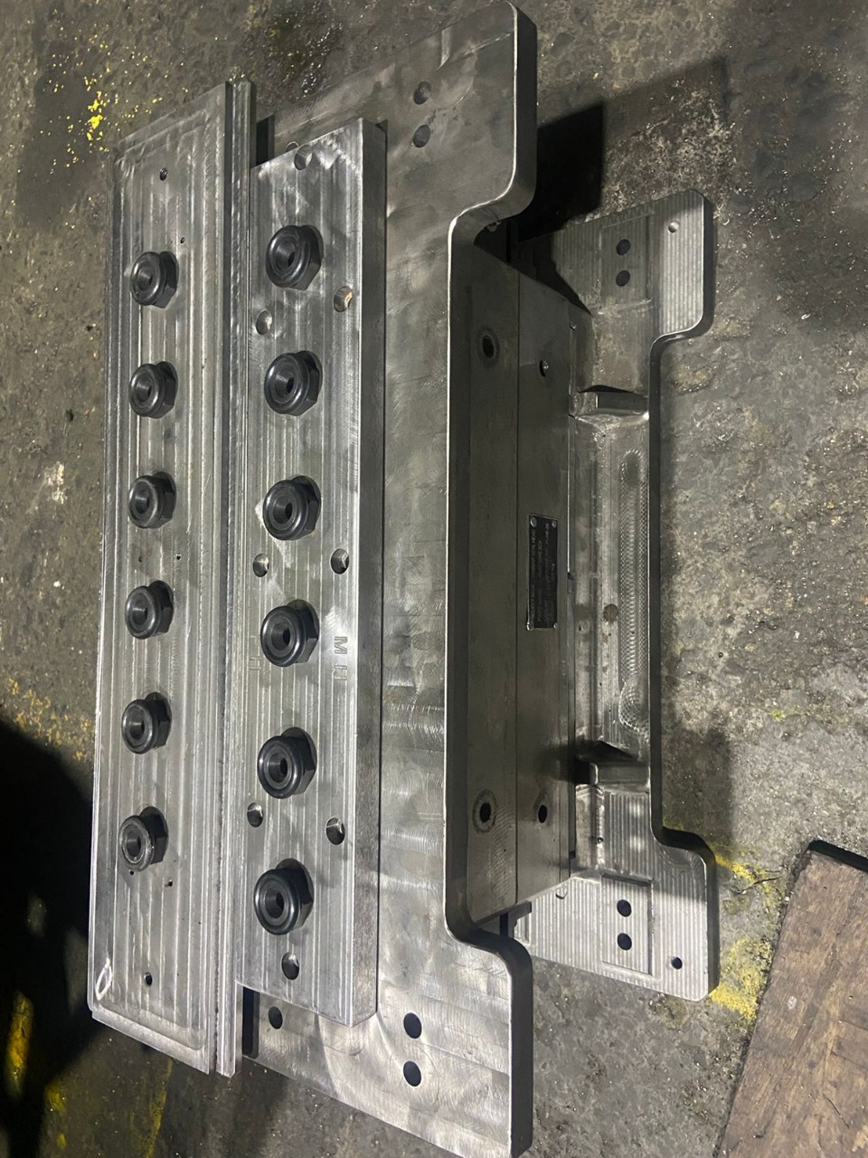 Cylinder Head – Thermostat Housing Detail
